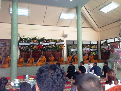 葬式の僧侶団。