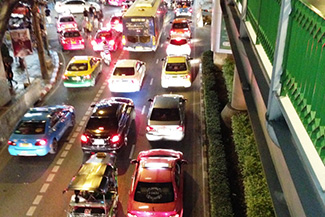 バンコクの都市部は、朝から晩まで渋滞が激しい