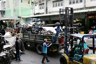 バンナー中古市場での荷下ろし風景