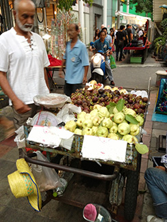街角で安価に販売されている果物