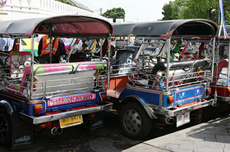 タイの名物、ツゥクツゥク（三輪車）