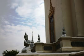 王宮の壁面（上）と、カンボジアの夕日（左）