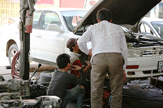 日本車を修理するカンボジアの修理工場