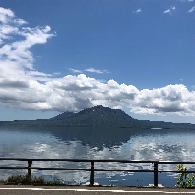 支笏湖の水面に映る空