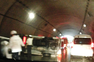 トンネル内での横転事故