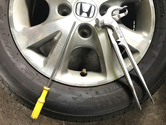タイヤ組み換えに使う工具とタイヤ
