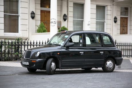ロンドン市内を走るタクシー