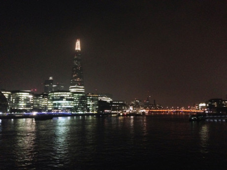 テムズ川にかかる、ロンドン橋（右中央のオレンジ照明）