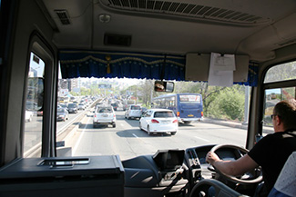 視察団のバスも、右ハンドルで右側通行。