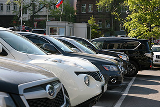 様々なメーカーの車が並ぶ、ホテルの駐車場